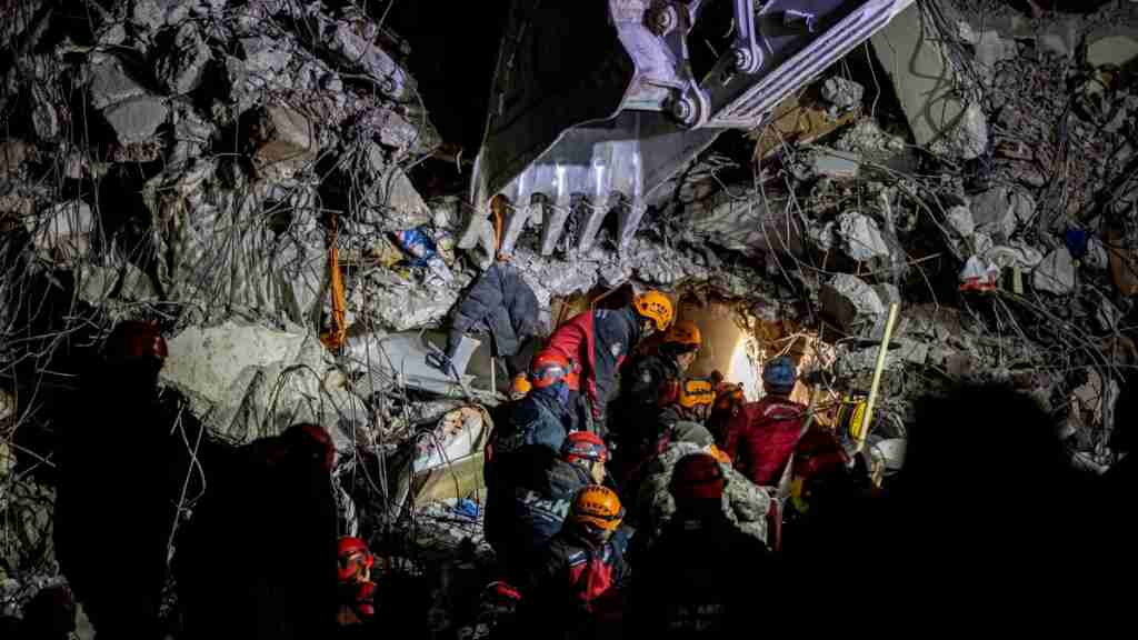 Rescatan a tres jóvenes en Turquía tras 198 horas atrapados entre escombros