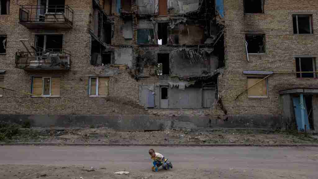 Rusia manda a niños ucranianos a campos de reeducación y orfanatos, dice EE