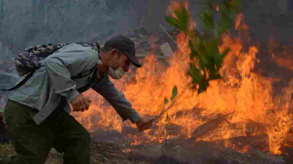 Sequía y viento dificultan la extinción de un gran incendio en Cuba
