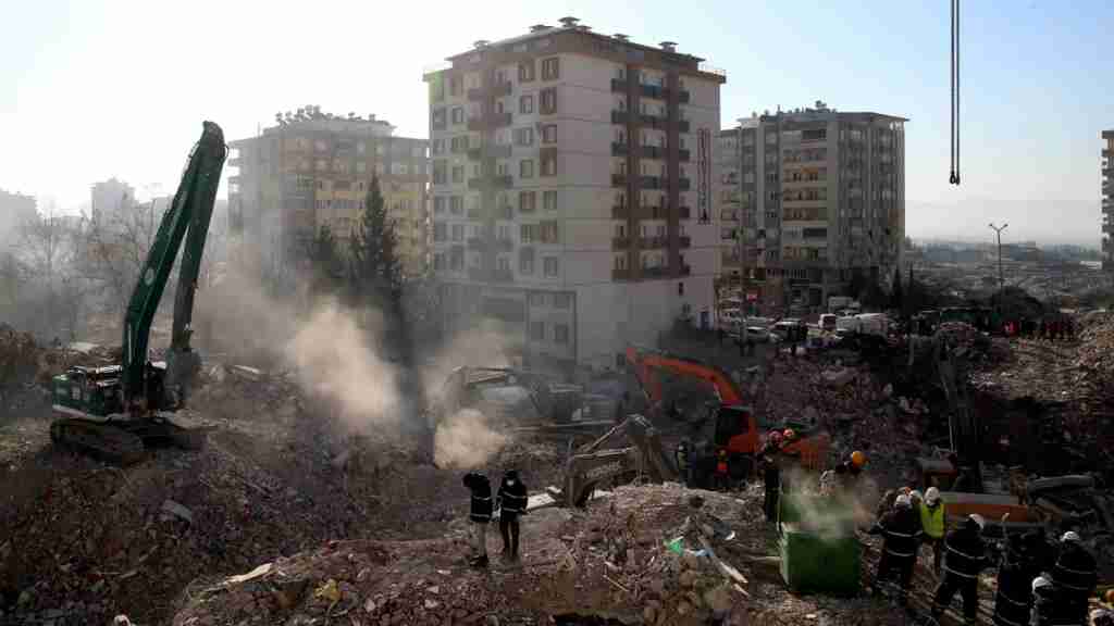 Tres rescatados tras 260 horas del sismo, con 38.000 fallecidos ya en Turquía
