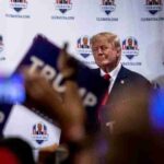 Trump hace campaña con su visita a la zona del descarrilamiento en Ohio