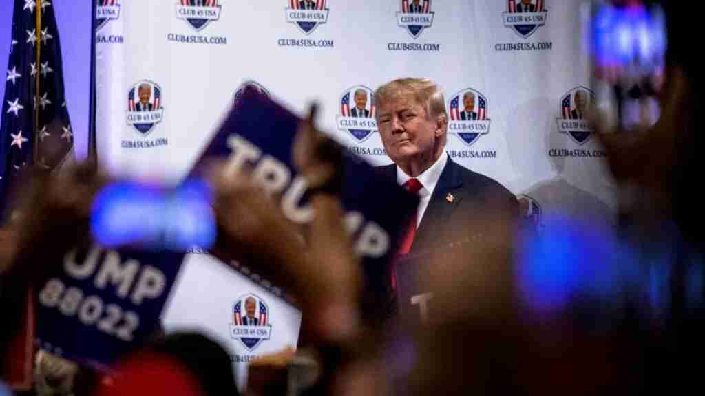 Trump hace campaña con su visita a la zona del descarrilamiento en Ohio
