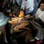 Turquía detiene a constructores mientras el número de muertos supera los 33