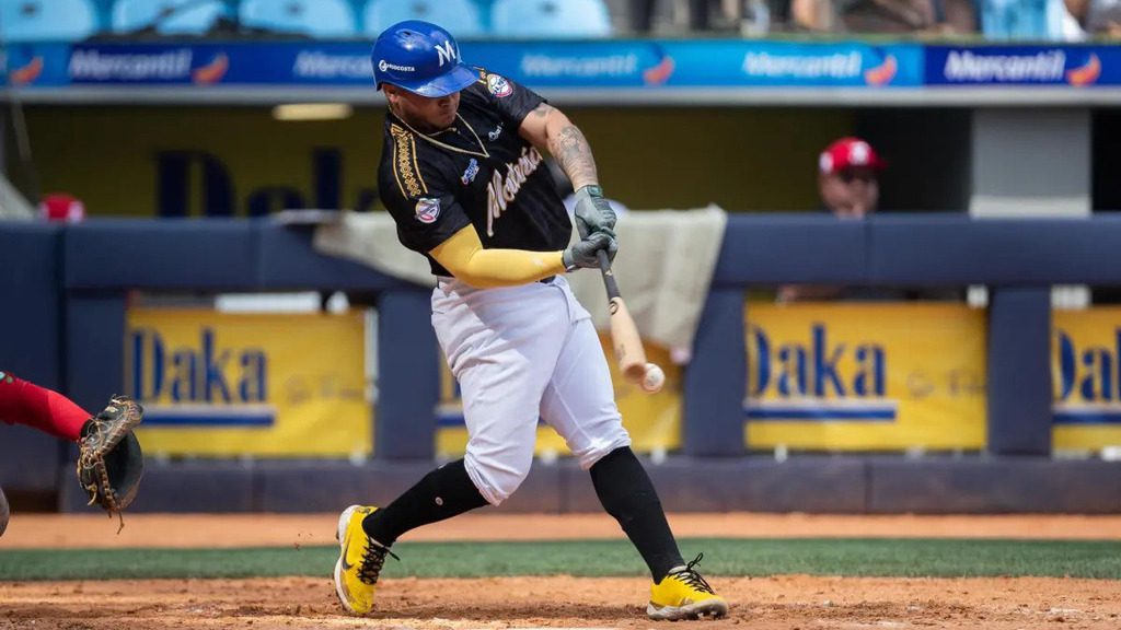 Un jonrón de Fabián Petruz sella la victoria de Colombia ante Curazao en la Serie del Caribe