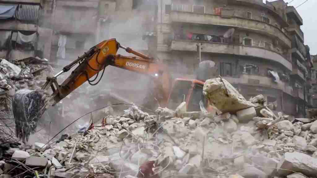 Un joven es rescatado con vida tras 26 horas entre los escombros en Siria
