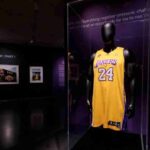 Una camiseta de Kobe Bryant de Los Angeles Lakers es subastada por casi seis millones de dólares