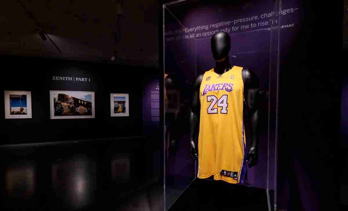 Una camiseta de Kobe Bryant de Los Angeles Lakers es subastada por casi seis millones de dólares