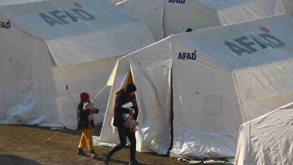 Una oleada de damnificados sale de la zona más castigada por el terremoto