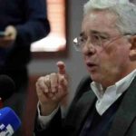 Uribe defiende a Petro_ «En mi presencia no se insultará al presidente»