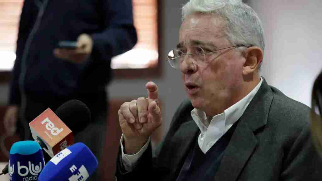 Uribe defiende a Petro_ «En mi presencia no se insultará al presidente»