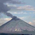 Volcán ecuatoriano Cotopaxi emana tres columnas de vapor, gas y ceniza