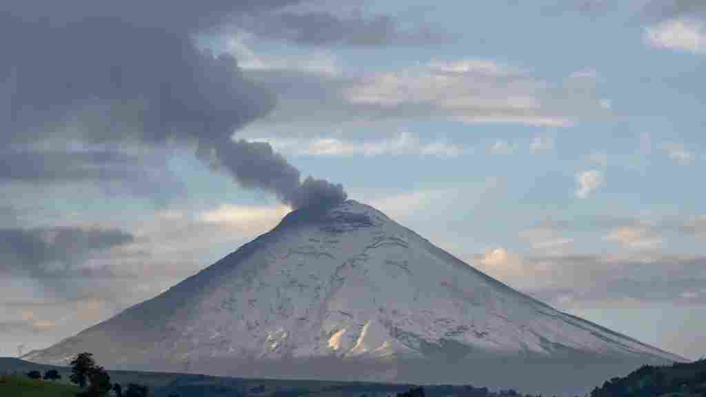 Volcán ecuatoriano Cotopaxi emana tres columnas de vapor, gas y ceniza
