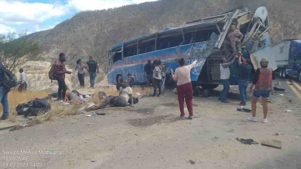 Mueren varios migrantes colombianos por choque en autopista Cuacnopalan-Oaxaca