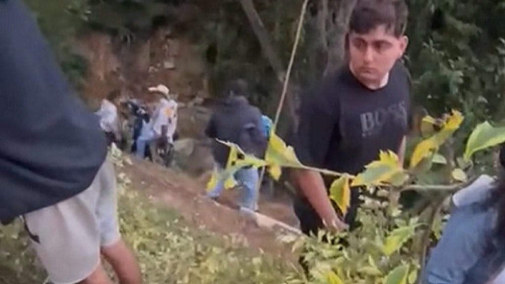 Un vehículo con cinco personas cayó por abismo en vía El Peñol-Marinilla