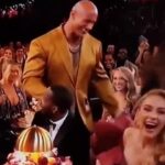 Adele y The Rock se conocen en los Grammy 2023