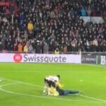 El portero Dmitrovic fue agredido en el campo en que se jugaba el PSV-Sevilla