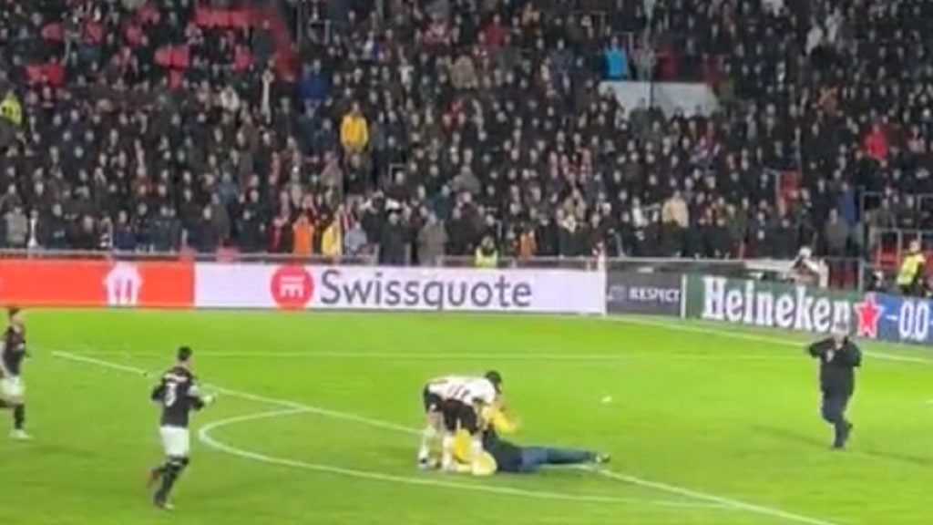 El portero Dmitrovic fue agredido en el campo en que se jugaba el PSV-Sevilla