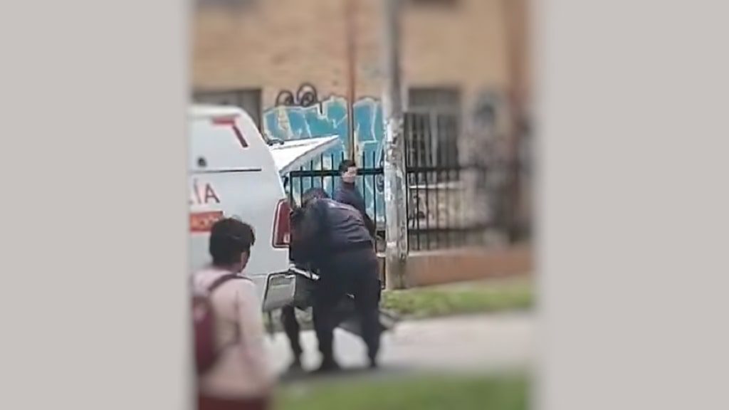 Carro del CTI de la Fiscalía dejó caer un cadáver en una calle de Bogotá