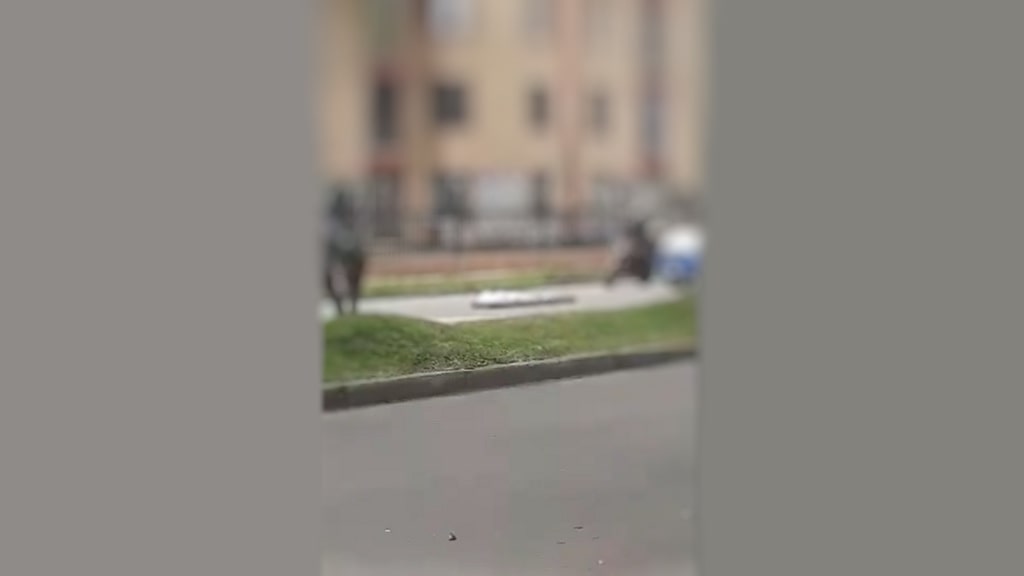 Carro del CTI de la Fiscalía dejó caer un cadáver en una calle de Bogotá