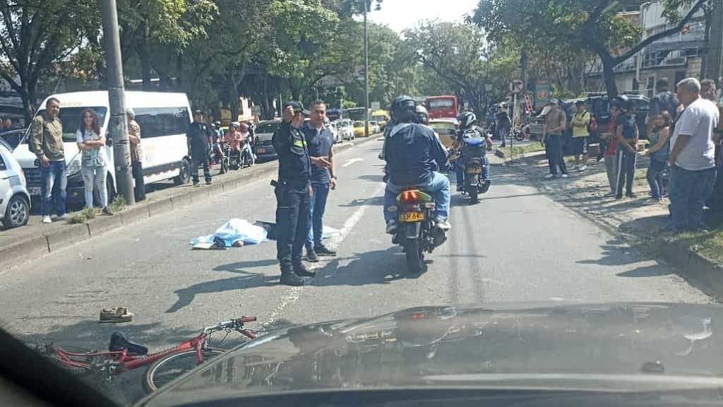 Mujer ciclista muere en aparatoso accidente en la carrera 80 de Medellín