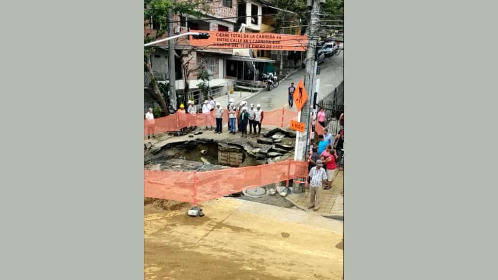 Así quedó la calle de Manrique Las Esmeraldas donde se rompió un tubo madre