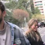 Gerard Piqué ha aparecido de manos con su novia Clara Chía caminando por Barcelona
