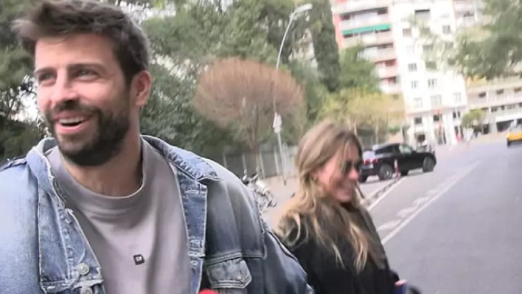 Gerard Piqué ha aparecido de manos con su novia Clara Chía caminando por Barcelona