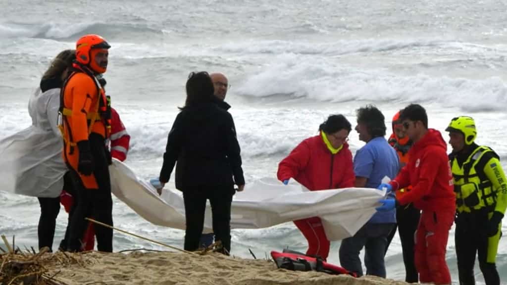 Más de 40 inmigrantes mueren en naufragio frente a la costa de Calabria