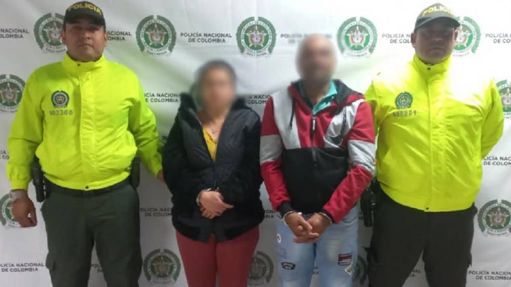 Captura de madre y padrastro que vendían a niña para tener relaciones con hombres en Manrique, Medellín