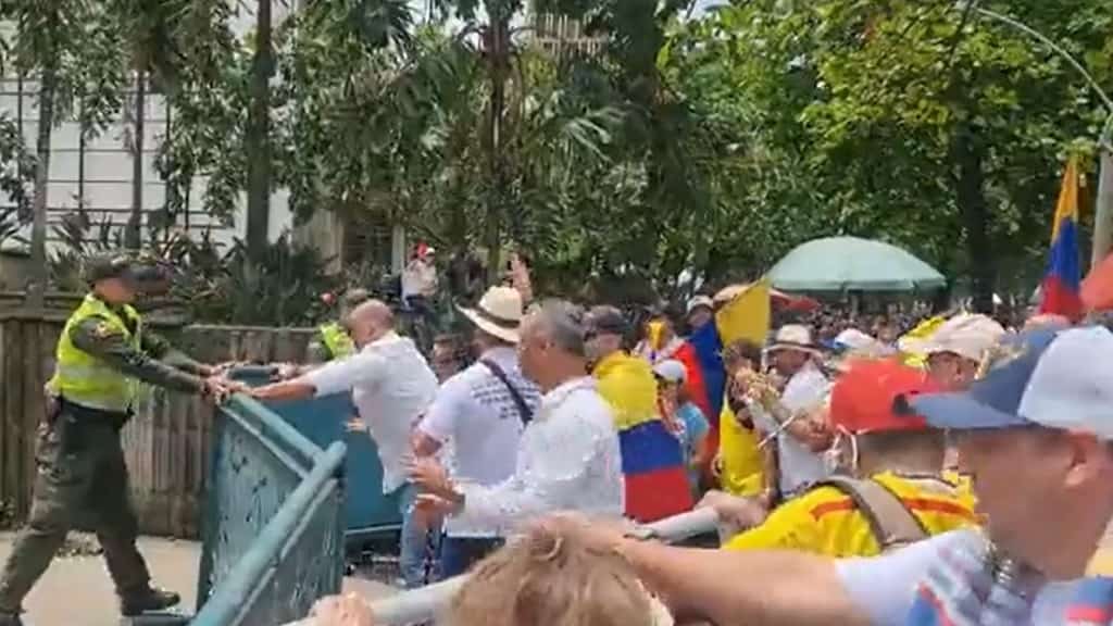 En Medellín, alcalde ordenó expulsar de La Alpujarra a manifestantes contra reformas de petro
