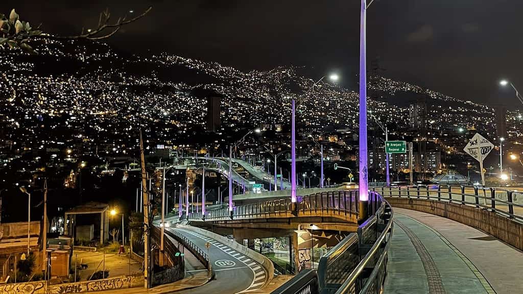 Hallan un cadáver debajo del puente de la Madre Laura, en Medellín