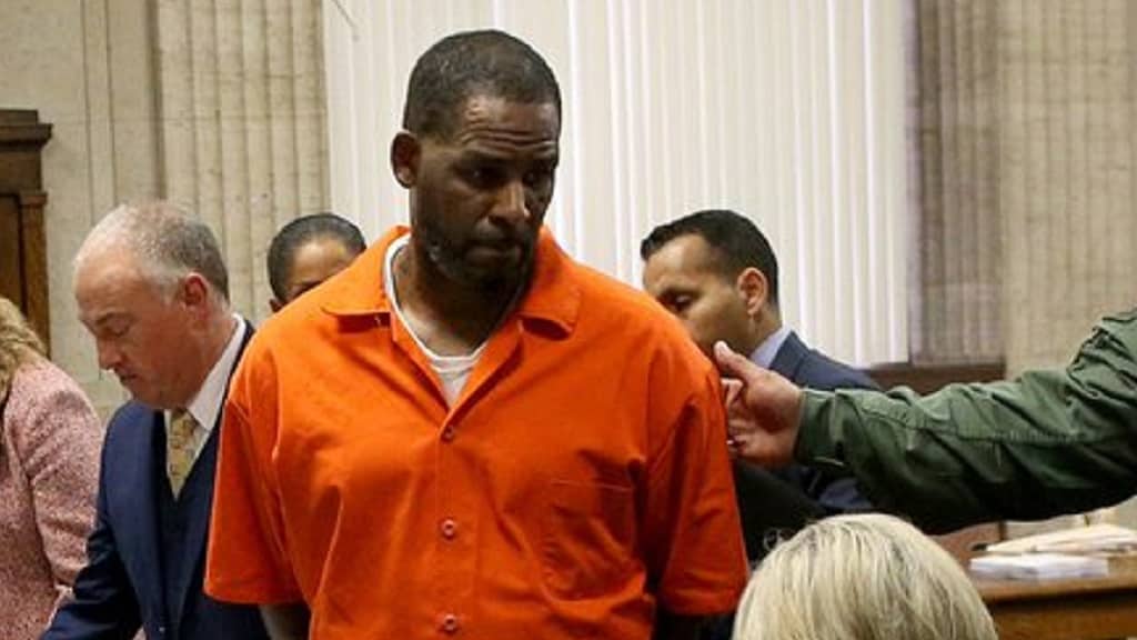 R. Kelly recibe sentencia de 20 años y pagará 31 años totales en prisión