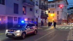Dos gemelas caen de un tercer piso en Sallent, una de ellas muere