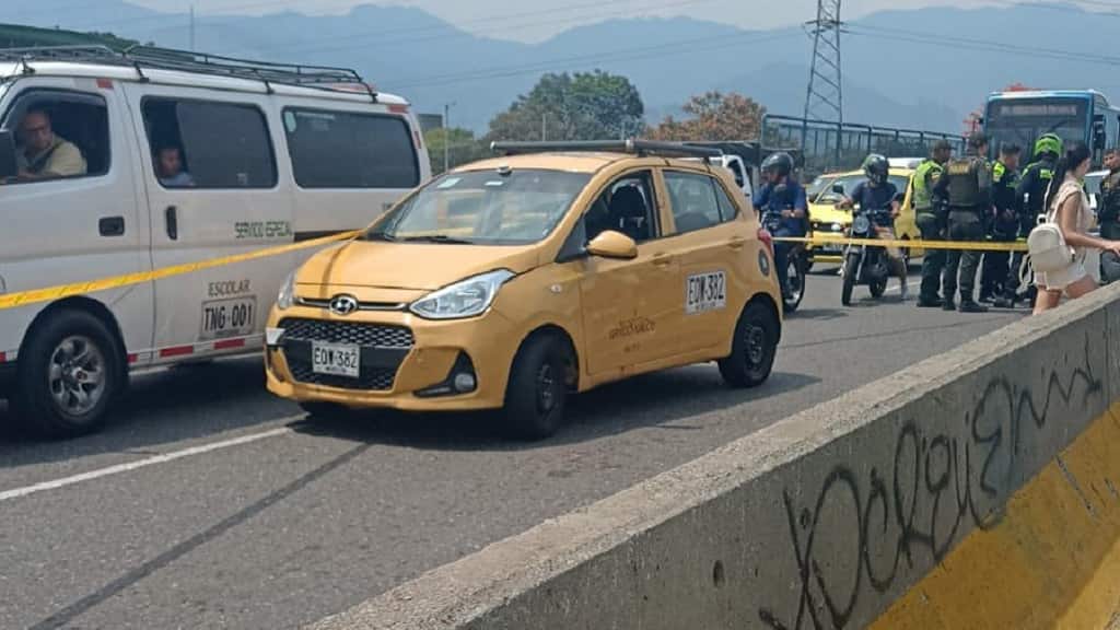 En Medellín le dispararon a un taxista en la cara en el puente de la 30