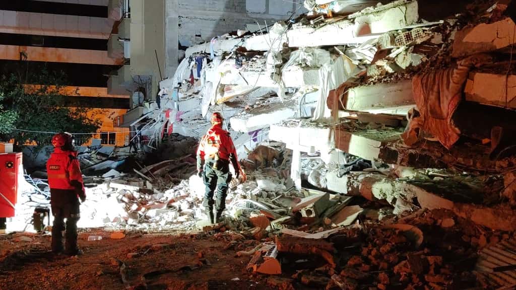Turquía detiene a un centenar de contratistas de la construcción tras terremotos