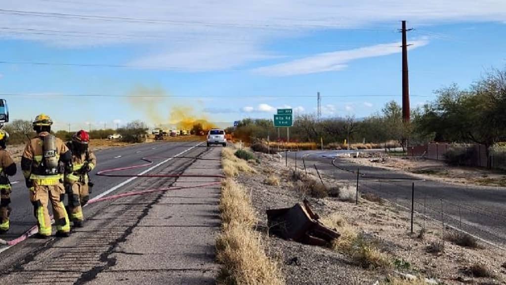 camión volcado con ácido nítrico liquido en Tucson, Arizona 