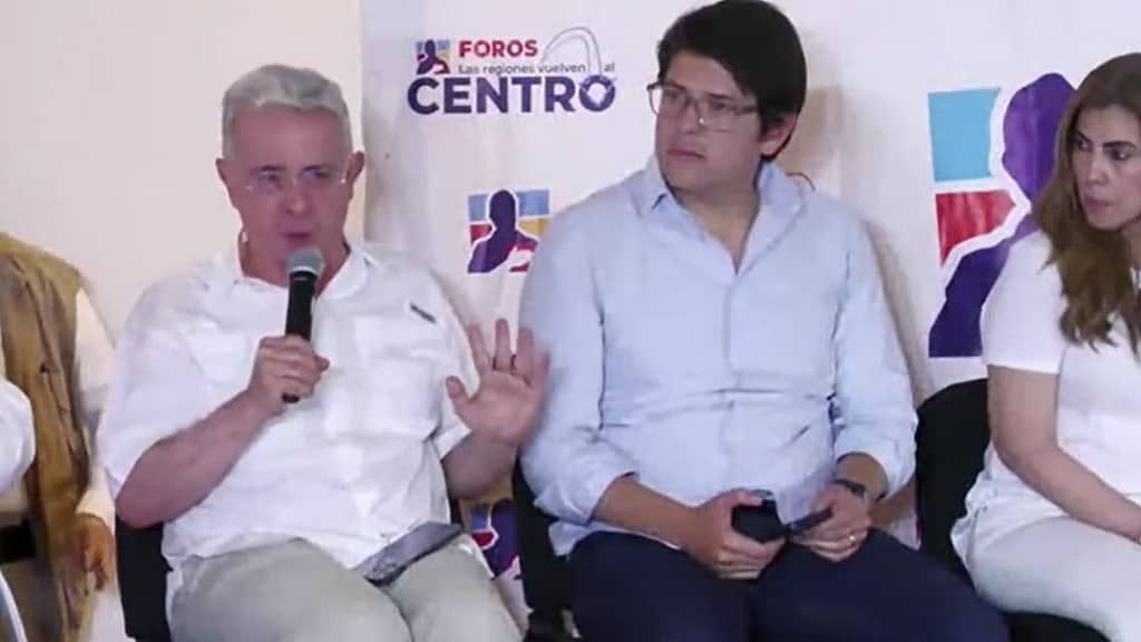 Álvaro Uribe defiendo a Petro y pide que delante de él no se le insulte