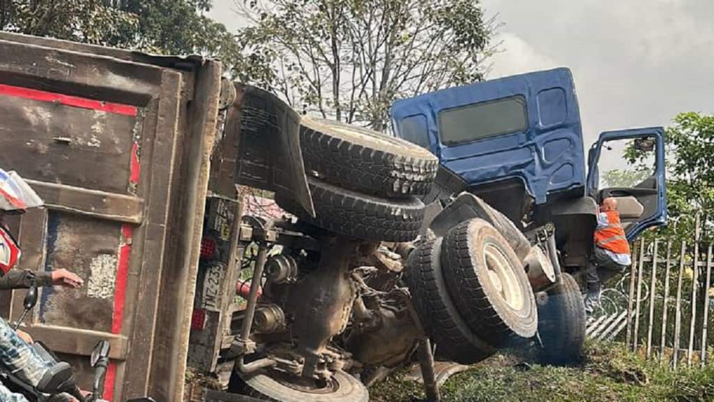 ACCIDENTE DE VOLQUETA EN LA ENTRADA DE SABANETA