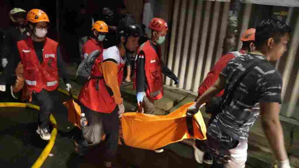 Yakarta en luto: incendio en depósito de combustible cobra la vida de 13 personas