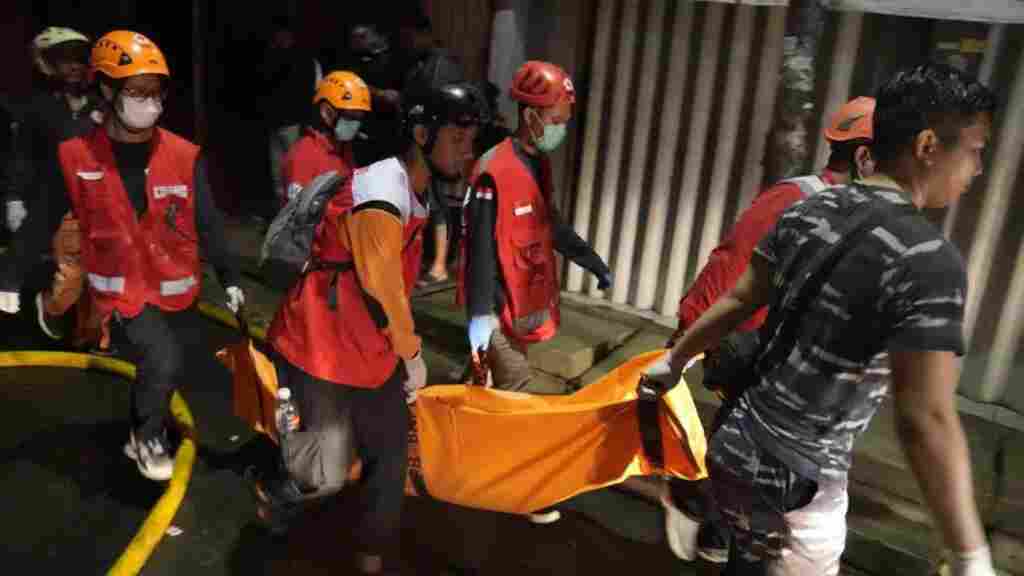 Yakarta en luto_ incendio en depósito de combustible cobra la vida de 13 personas