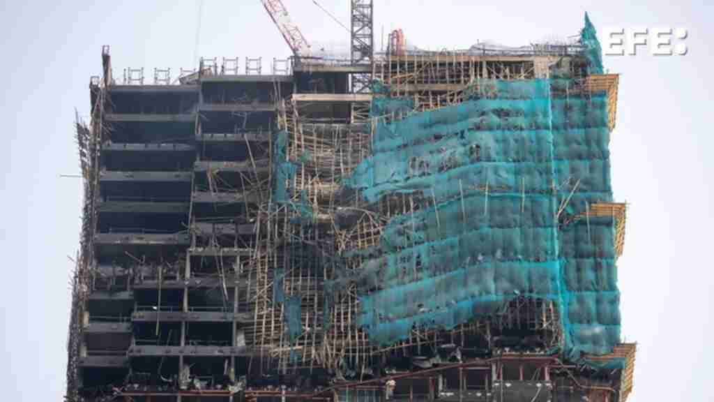 Al menos dos heridos tras el incendio de un rascacielos en obras en Hong Kong