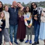 Bruce Willis celebra su 68 cumpleaños con sus hijas, su ex y su esposa