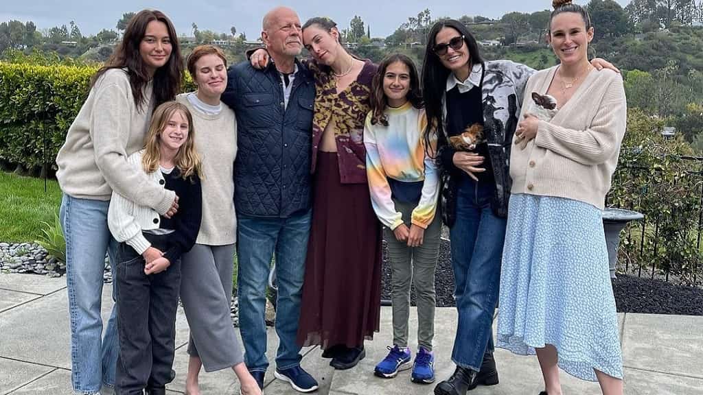 Bruce Willis celebra su 68 cumpleaños con sus hijas, su ex y su esposa