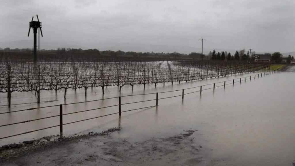 California se prepara para otra tormenta que podría empeorar las inundaciones con lluvias y nevadas adicionales