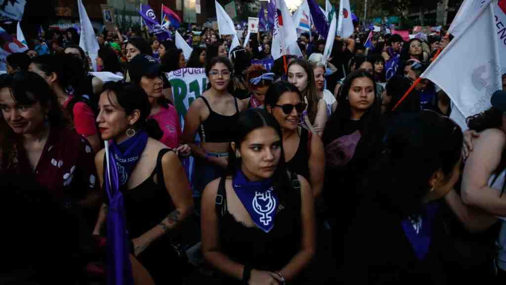 Chilenas enfocan demandas del 8M en el rechazo a la violencia_ «¡Basta ya!»