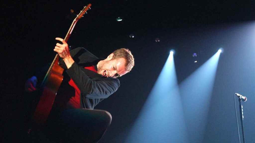 El líder de Coldplay, Chris Martin, le regala una guitarra a Lula (1)