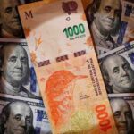 El peso argentino se devaluó más que cualquier otra moneda latinoamericana