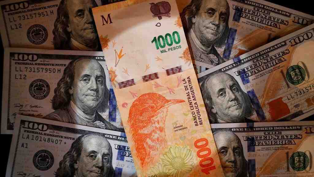 El peso argentino se devaluó más que cualquier otra moneda latinoamericana