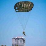 El presidente de Paraguay salta en paracaídas como parte de una exhibición militar 2