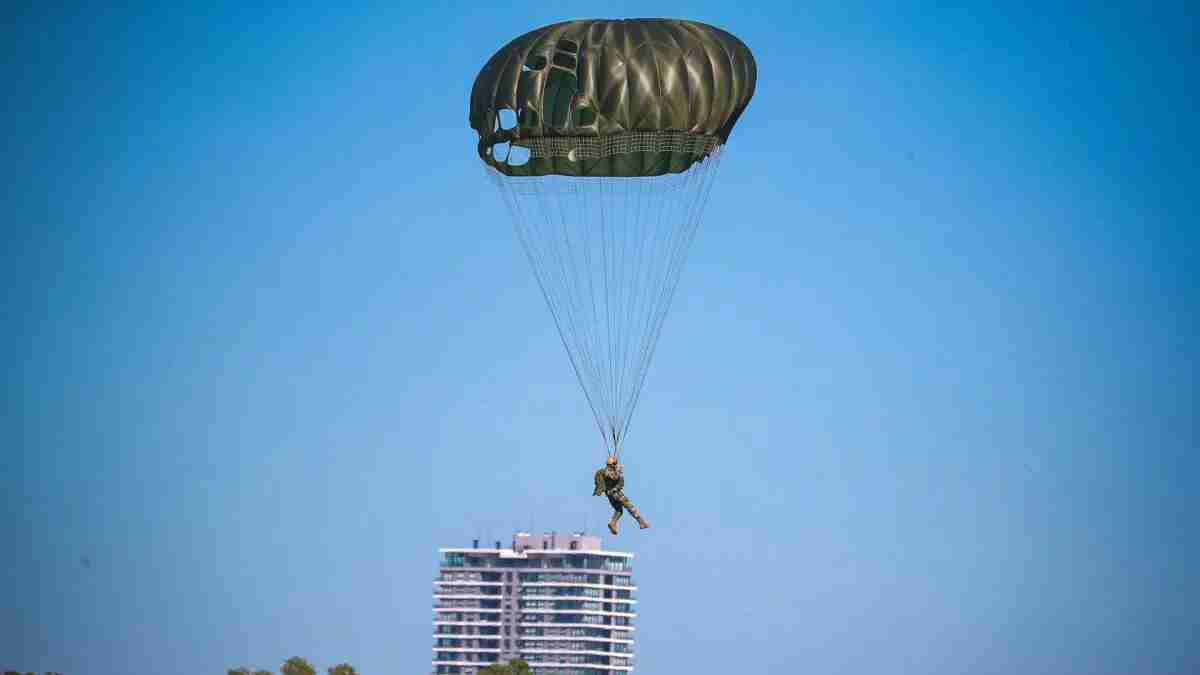 El presidente de Paraguay salta en paracaídas como parte de una exhibición militar